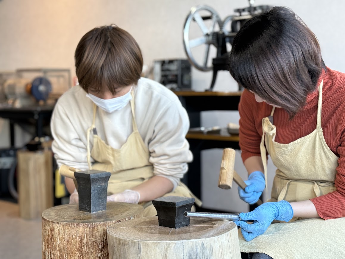 群馬県太田市の工房で鍛造製法により結婚指輪を制作する様子