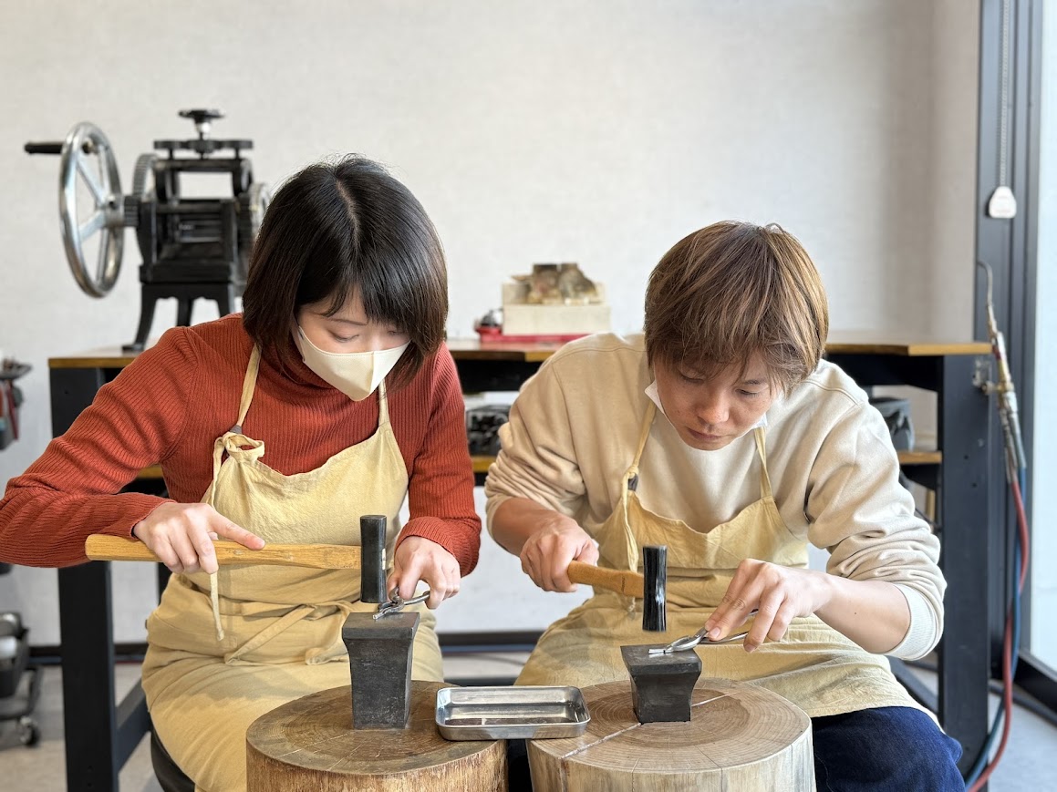 群馬県太田市の工房で手作り結婚指輪を制作するおふたり。鍛造製法による制作工程。