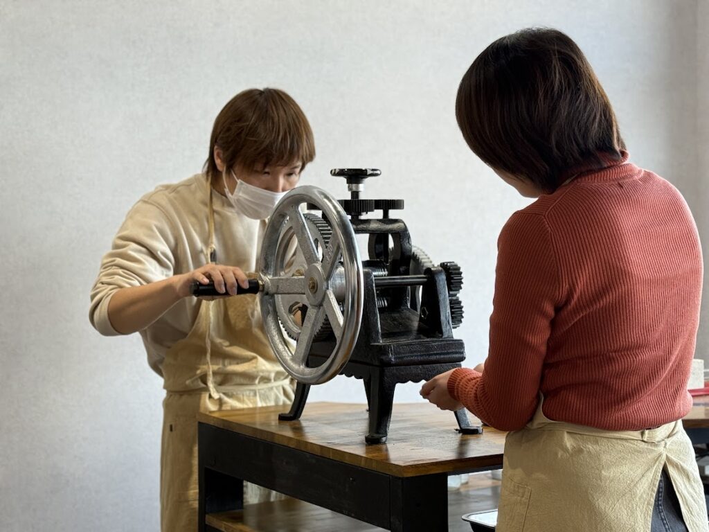 群馬県太田市の結婚指輪工房エニーション。鍛造製法に使用するローラー機