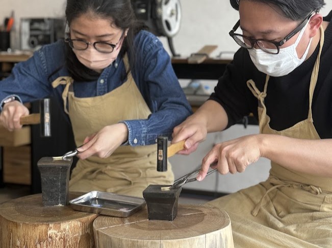 結婚指輪を叩いて成形する制作工程 手作り結婚指輪体験