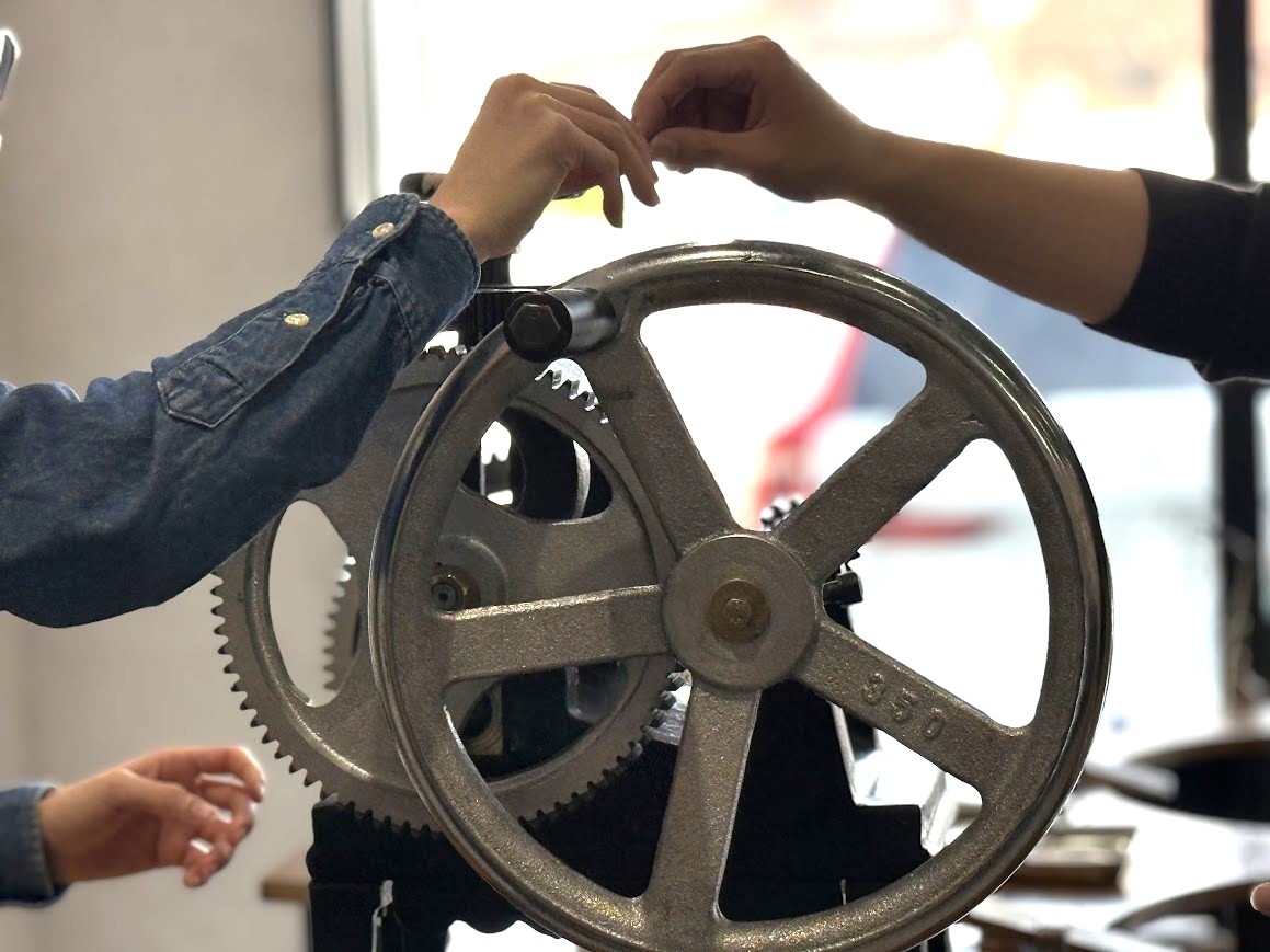 結婚指輪の制作工程 金属を伸ばすローラー作業 手作り指輪体験