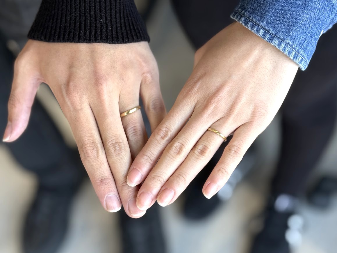 18金結婚指輪を着用した手元 ゴールドリングの仕上がり