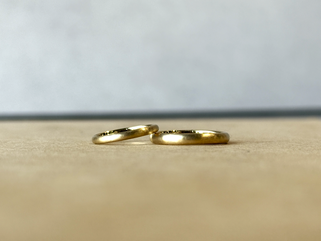18金イエローゴールドの結婚指輪 シンプルな甲丸リング