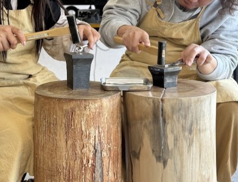 群馬県太田市のエニーションで、手作り結婚指輪の制作中にハンマーで金属を叩いて鍛える様子