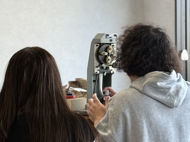 群馬県太田市の工房で、集中して結婚指輪の手作り体験を楽しむカップルの後ろ姿