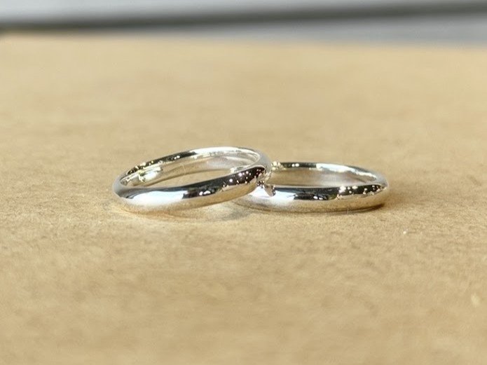 エニーションで完成した、手作りのプラチナ甲丸結婚指輪（鏡面仕上げ）のアップ写真
