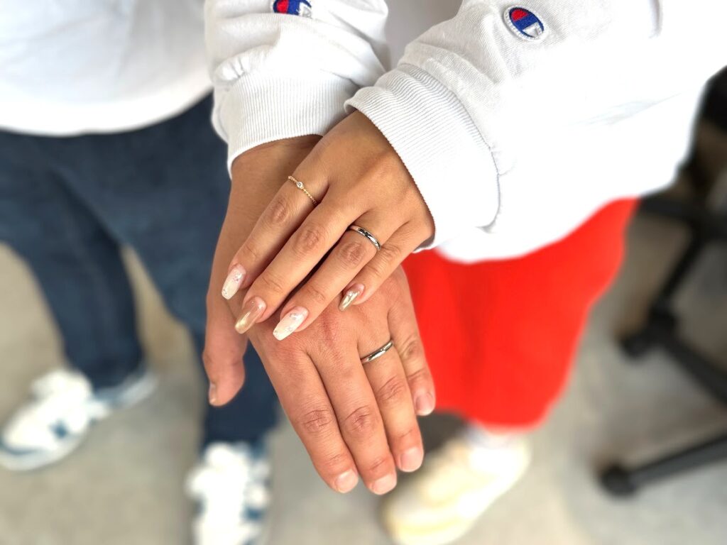 館林市からご来店。手作りした結婚指輪を身につけたおふたりの手元。プラチナの甲丸リングは日常に自然になじむデザインとして選ばれています。