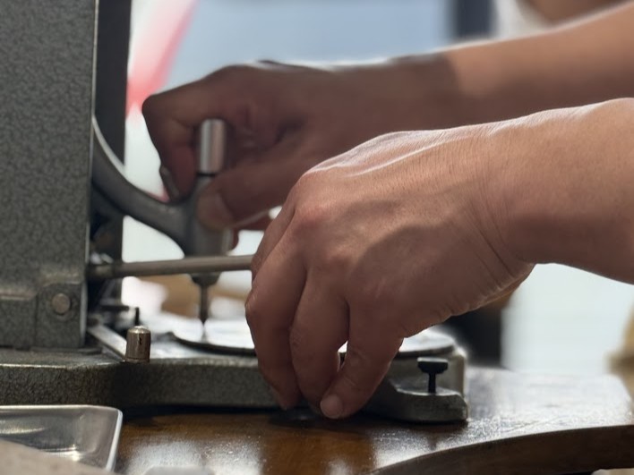 館林からお越しいただいたお客様の結婚指輪制作。指輪の内側に刻印を入れる工程で、ふたりの記念を形に残します。