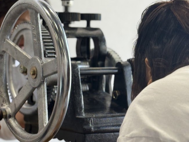 館林からご来店の結婚指輪制作。ローラーで金属を伸ばし、リングの厚みや幅を整える工程の様子です。