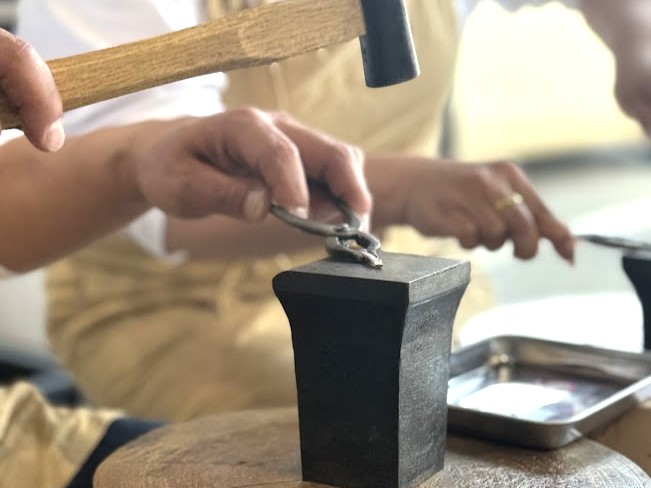 館林から結婚指輪を手作りに。金属を叩いて形を整える制作工程。一本の素材からつくる本格的な結婚指輪づくりです。